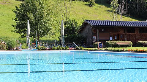 Kiosk und Schwimmbecken im Freibad Schwarzenberg