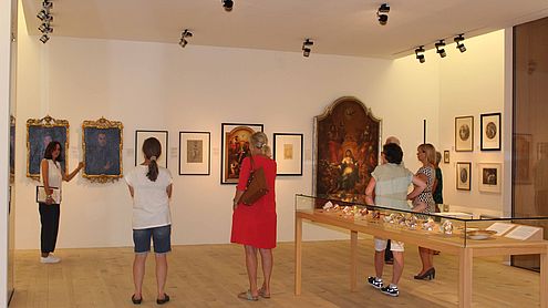 Gastgeber/innen und Tourismusbüroleitung bei der Führung im neuen Trakt des Angelika Kauffmann Museums ©Schwarzenberg Tourismus