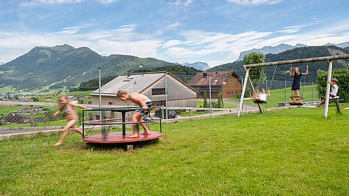 Der kleine Spielplatz mit dem Kinder-Karussell, Foto: Gabi Metzler Photography