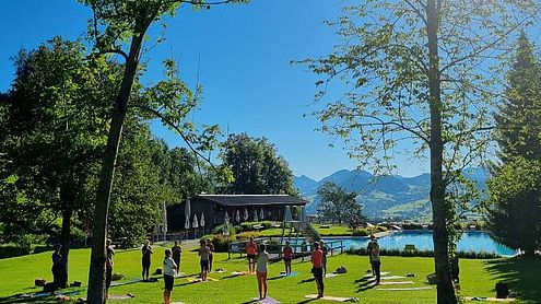 Sommer Yoga im Schwimmbad, Foto: Schwarzenberg Tourismus